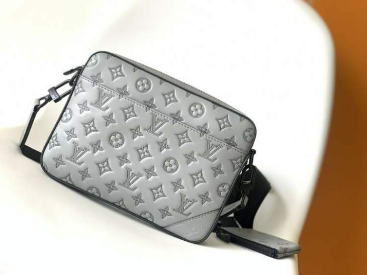 Picture of Louis Vuitton Mens Bags _SKUfw141559082fw